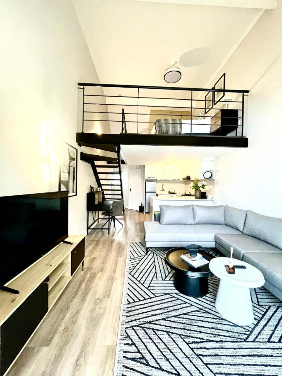Charming, Sunny And Spacious Mezzanine Retreat *